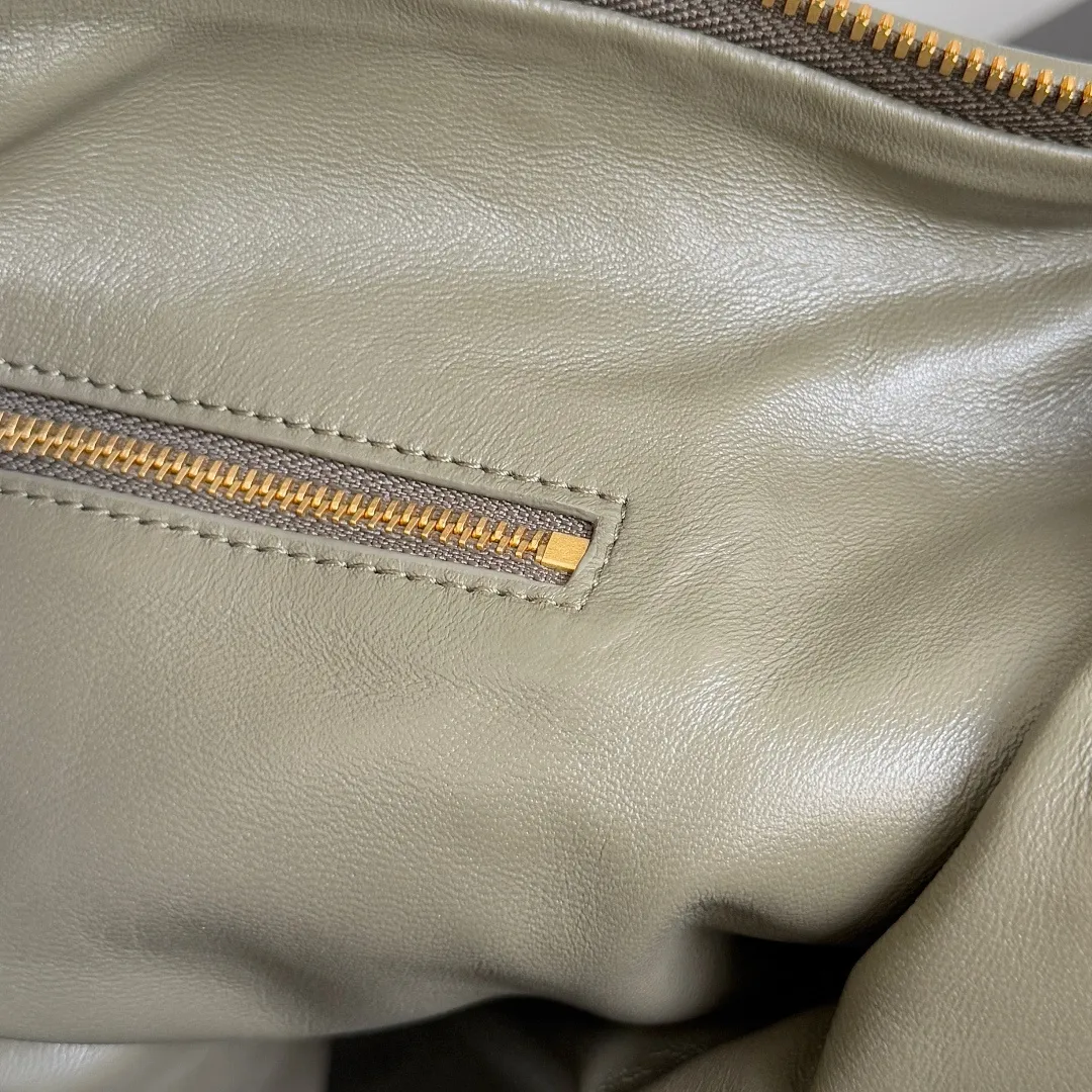 Batch 1860 #BV 𝗝𝗢𝗗𝗜𝗘# Street style’s new favorite fashionable large size 𝙟𝙤𝙙𝙞𝙚 It’s coming, it’s coming, it’s really coming! I have always thought that knitted BV is old-fashioned, until I met it - 𝙟𝙤𝙙𝙞𝙚, I realized that the original classic knitting elements and the new knot element design can be so fashionable! I have to admire Daniel Lee’s design talent! Large capacity to meet daily needs! Fashionable and versatile, it’s perfect for concave shapes, take it out to hit the streets! Size: 48*40*16 Style No. #600261